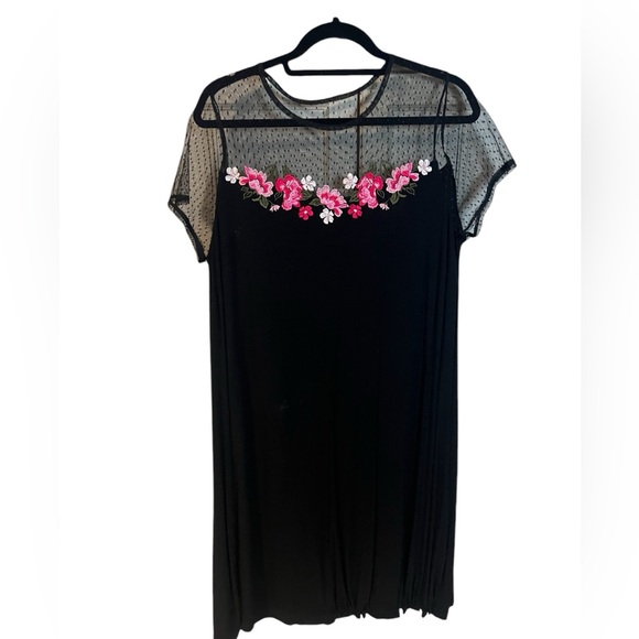 A gorgeous black dress with embroidered flowers in size 1X - Picture 1 of 6